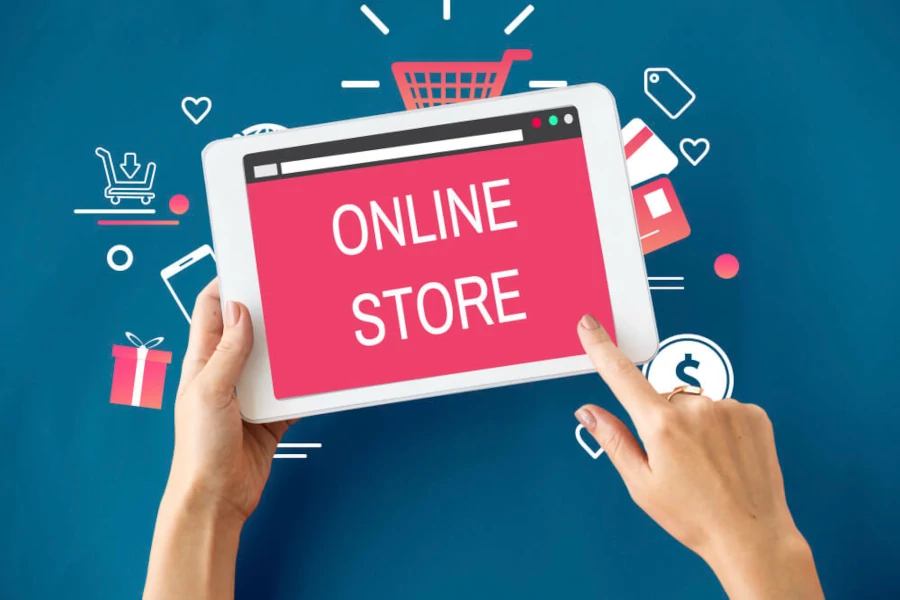فردی با یک تبلت در حال راهاندازی فروشگاه اینترنتی