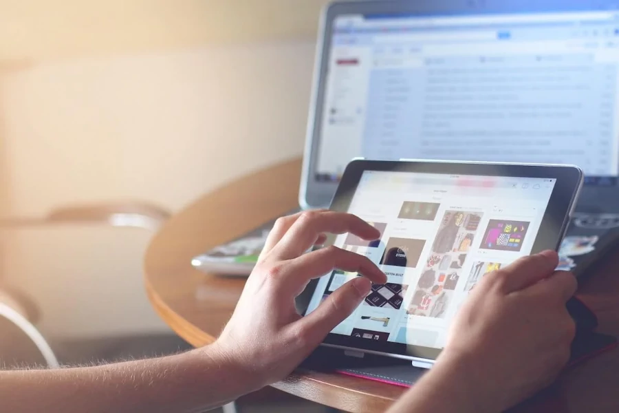 یک نفر با تبلت در حال دیدن محصولات یک آنلاینشاپ